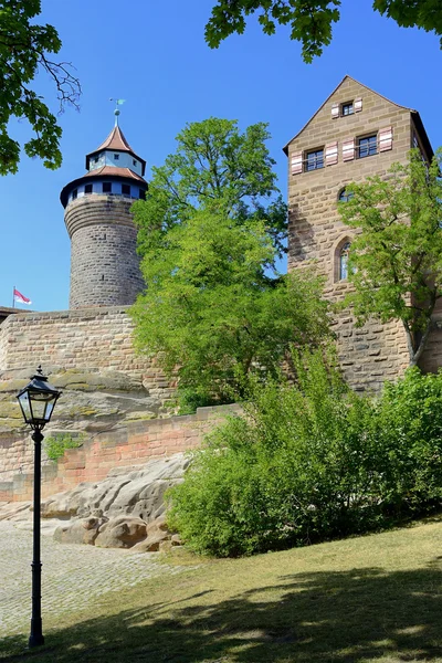 Château de Nuremberg avec tour, bâtiment et lampadaire — Photo