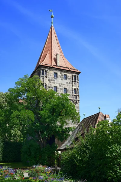 Ağaç ve çiçeklerle kule nuremberg Kalesi — Stok fotoğraf