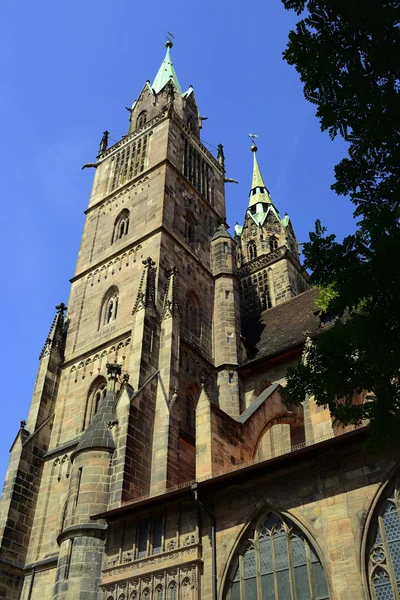 Vista para a torre da catedral de Nuermberg — Fotografia de Stock