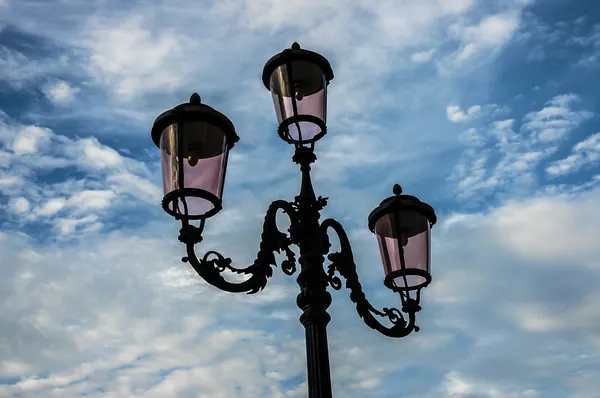 Lampada stradale in ghisa a Venezia — Foto Stock