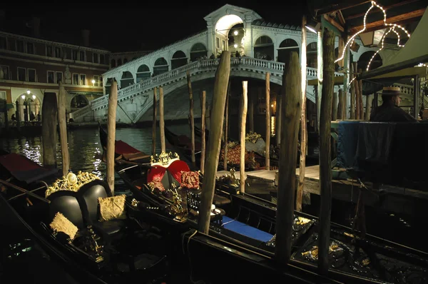 Rialto bridge in venice at night — Stock Photo, Image