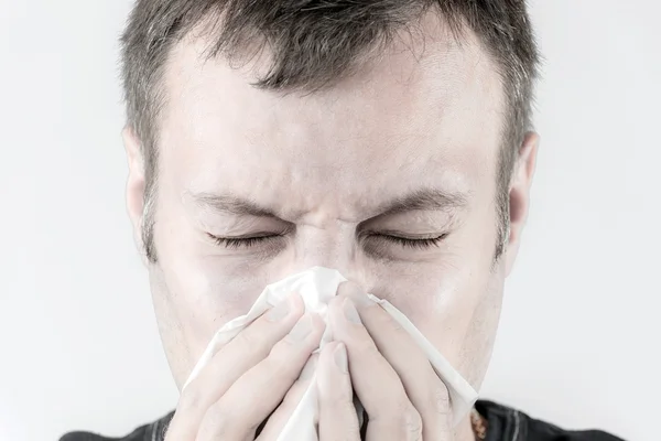 L'homme malade avec des tissus éternue — Photo