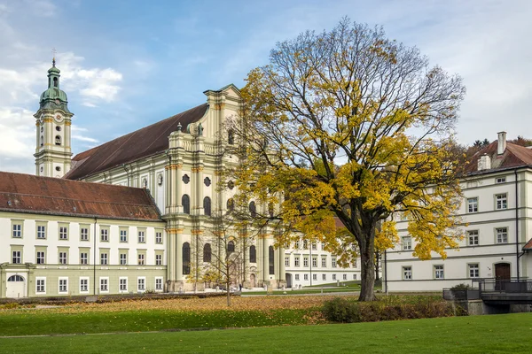 Chuch with tree — Stock Photo, Image