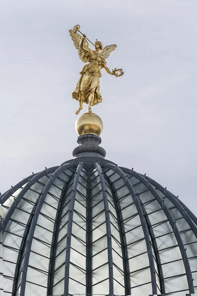 Golden Statue with trumpet — Stock Photo, Image