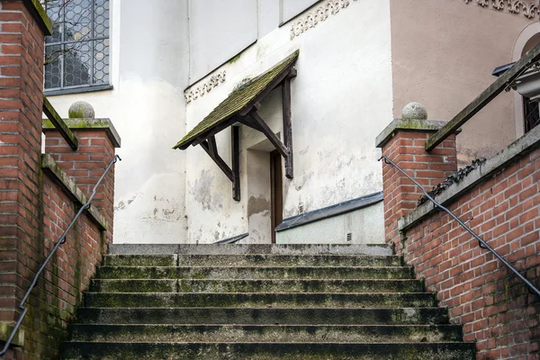 Escaliers menant à l'entrée d'une église — Photo