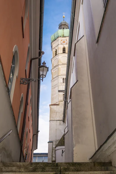 Beco estreito com vista para um campanário — Fotografia de Stock