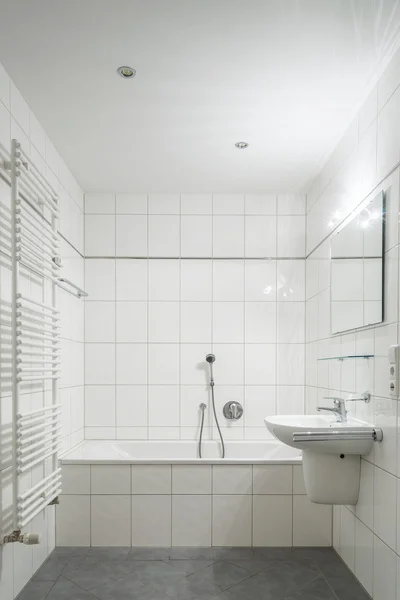 Baño de azulejos blancos — Foto de Stock