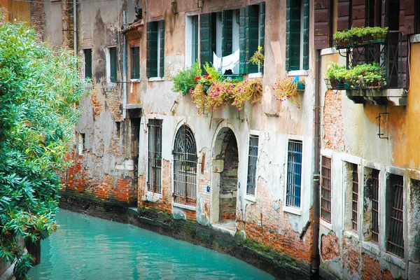 Narrow alley in Venice — Stock Photo, Image