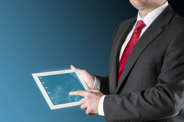 Man with chart on tablet — Stock Photo, Image