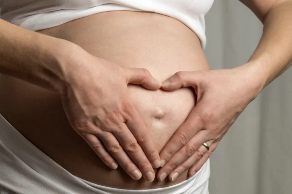 Heart hand ob baby bump — Stock Photo, Image