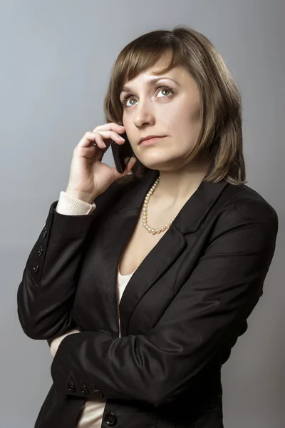 Jonge zakenvrouw met mobiele telefoon — Stockfoto