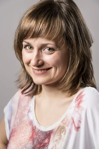 Joven mujer sonriente — Foto de Stock