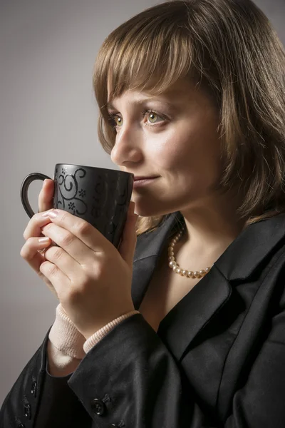 Frau trinkt aus einer Tasse — Stockfoto