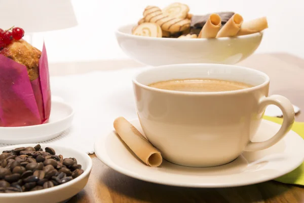 Cup of coffee with beans and muffin — Stock Photo, Image