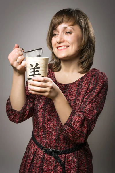 Frau bereitet Tee zu — Stockfoto