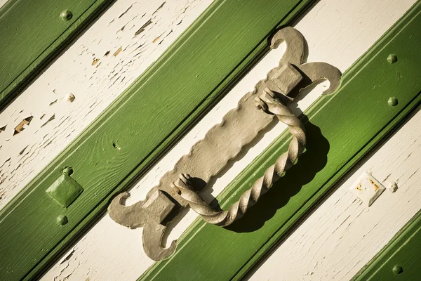 Poignée métallique sur porte verte blanche — Photo