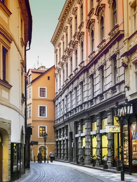 Ambiente nocturno en la calle estrecha de Praga — Foto de Stock