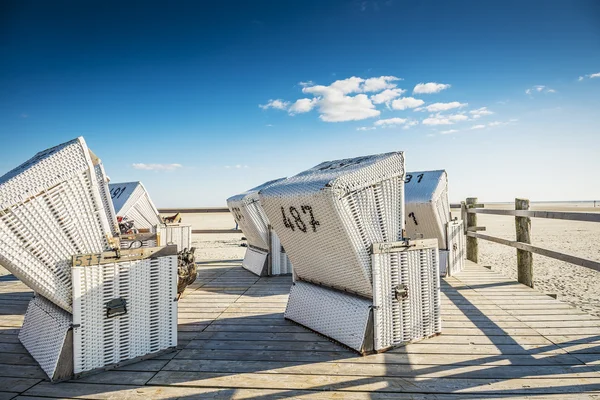 Sillas de playa en suelo de madera — Foto de Stock