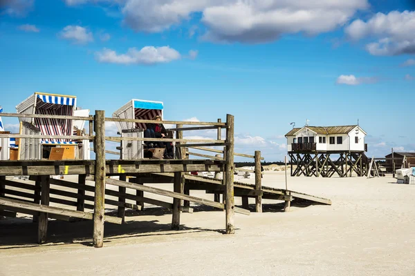 Beach chairs and buildings of St. Peter-Ording, Germany — Stock Photo, Image