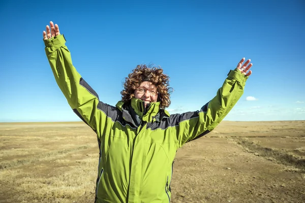 Happy woman with arms raised — Stock Photo, Image