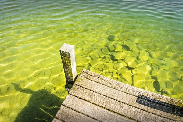 Část hráze nad jezerem dřevo s wa zeleno modré — Stock fotografie