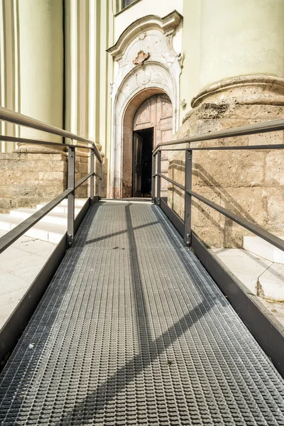 Toegankelijk pad naar de kerk — Stockfoto
