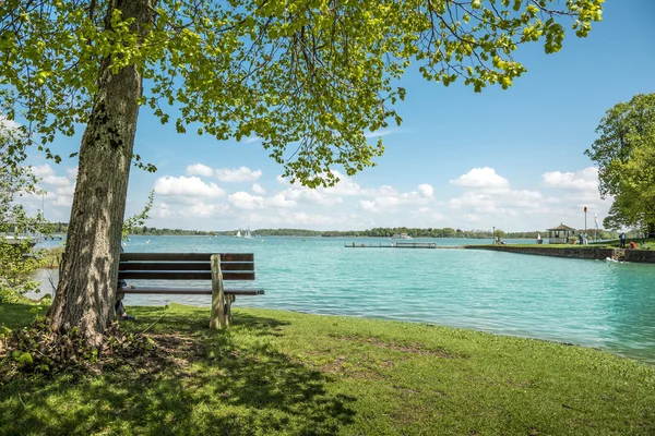 Lago Chiemsee com árvore e banco — Fotografia de Stock