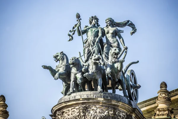 雕像歌剧院德累斯顿 — 图库照片