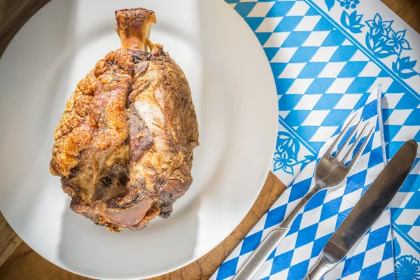 Oktoberfest vepřové hlezna na stůl — Stock fotografie