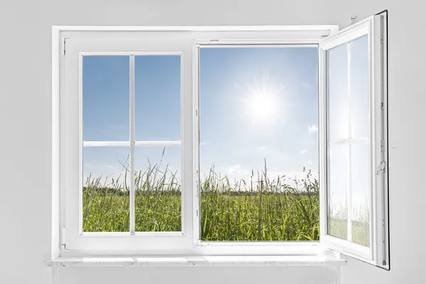 Weißes halb offenes Fenster mit Sonne — Stockfoto