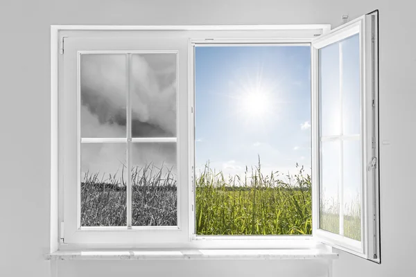 Fırtına ve güneş ile pencere — Stok fotoğraf