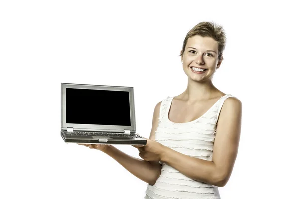 Νεαρή γυναίκα με τον υπολογιστή — Φωτογραφία Αρχείου