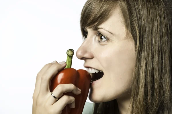 Mulher mordendo em pimenta — Fotografia de Stock