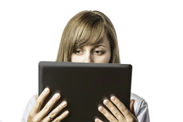 Mulher bonita olha no computador tablet — Fotografia de Stock