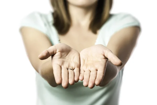 Mujer extiende sus manos vacías — Foto de Stock