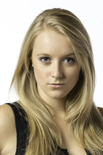 Porträtt av en blond tjej med blå ögon — Stockfoto