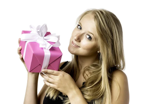 Hübsche blonde junge Mädchen mit einem Geschenk — Stockfoto