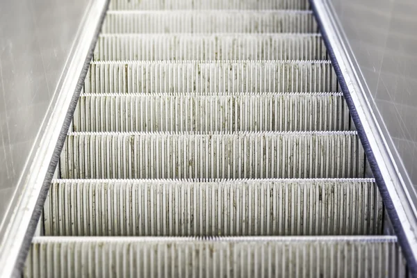 Zwaar gebruikte en versleten roltrap trap — Stockfoto