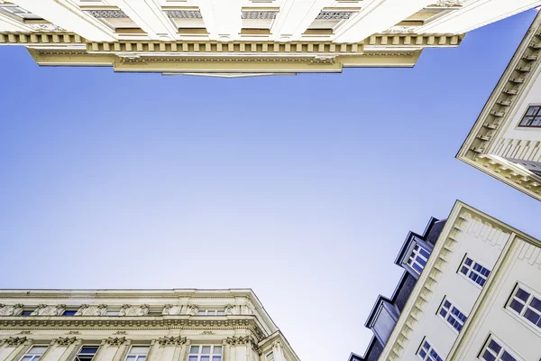 Historisk bygning med blå himmel – stockfoto