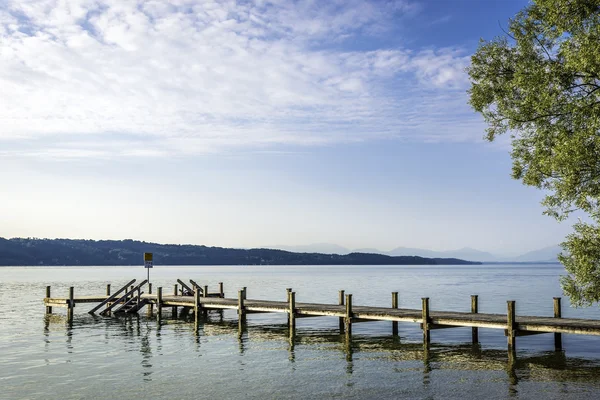 Brygga vid sjön på morgonen — Stockfoto