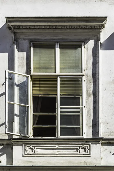 Åpent vindu i en gammel bygning – stockfoto