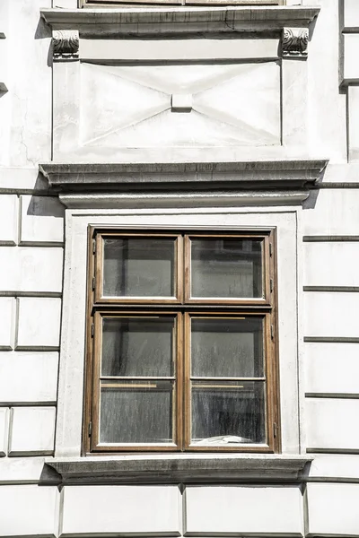 Venster op het gebouw in Wenen — Stockfoto