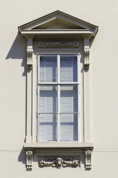 Venster met gesloten jalousie — Stockfoto