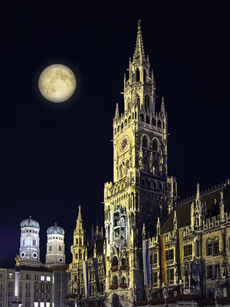 Night scene Munich Town Hall and moon — Stock Photo, Image