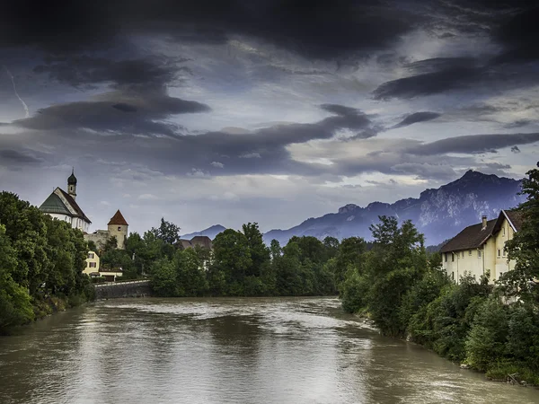 River Lech di Fussen dengan gereja bersejarah dan alpen — Stok Foto