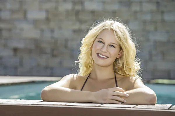 Chica rubia feliz en la piscina — Foto de Stock