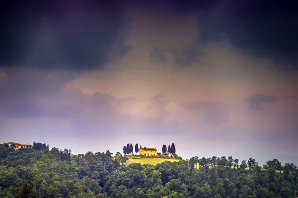 Toscana landskap med mörka molnen — Stockfoto