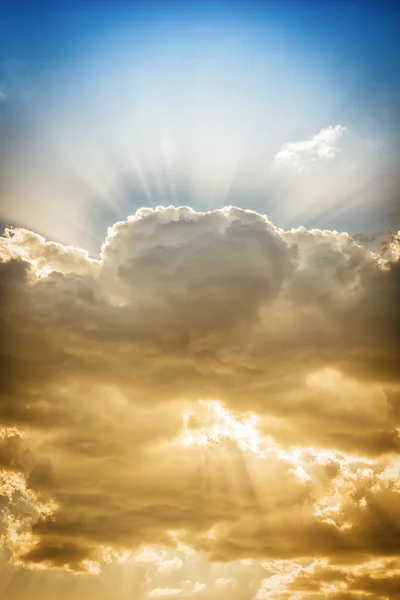 Dramatische wolk met zonnestralen — Stockfoto