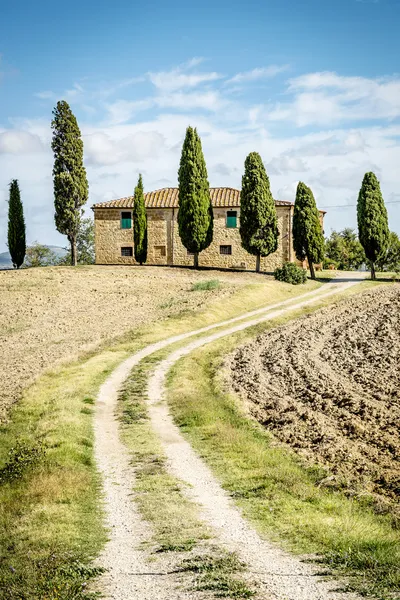 Landscape in tuscany, italy with house, fields, cypresses and blue sky — Stock Photo, Image