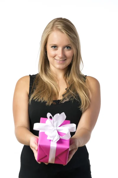 Blondes Mädchen mit Geschenk — Stockfoto